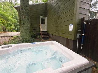 Hummingbird Cabin with a private hot tub - Bryant - 8