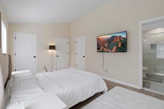 Stylish and Spacious Luxury End-Unit TH - Near IAD - Clifton - 1