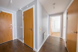 City Apartment-10min to Train st - 5