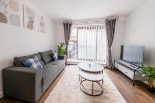 Modern City Apartment for 5 - Near Train Station - 4
