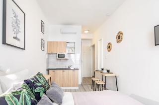 Stylish studio at Very Central Location with AirCon - 1