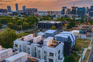 Broadview at the Gulch - Rooftop Lounge with Views - 4