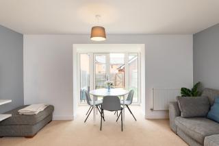 4 Bedroom House - Bedfordshire - Driveway Parking - 2