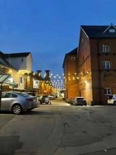 Fantastic convenient 2 Bedroom 2 bathroom Perfect for Stansted Airport, 2 minute walk to Bishops Stortford Train Station! - Bishop’s Stortford - 7