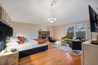 Huge Retreat w Alaska King, Pool & Jacuzzi Tub Indoor - 4
