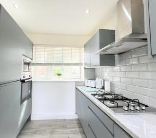 Spacious 4 Bed with Sleep 7 Near Tram Tesco & Airport - 9