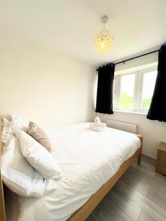 Spacious 4 Bed with Sleep 7 Near Tram Tesco & Airport - Wythenshawe - 3