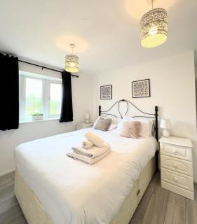 Spacious 4 Bed with Sleep 7 Near Tram Tesco & Airport - Wythenshawe - 7
