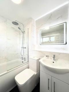 Spacious 4 Bed with Sleep 7 Near Tram Tesco & Airport - Wythenshawe - 6