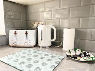 Spacious 4 Bed with Sleep 7 Near Tram Tesco & Airport - Wythenshawe - 5
