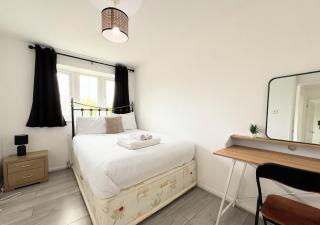 Spacious 4 Bed with Sleep 7 Near Tram Tesco & Airport - 4