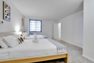 Arlington Stay with Outdoor Pool and Contemporary Comforts - 9