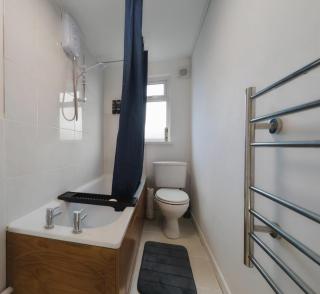 Modern Cozy 2-Bedroom family friendly & Fast Wi-Fi - 8