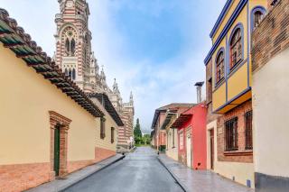 Chic 4BR Getaway in Vibrant La Candelaria - 4