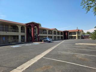 American Inn & Suites - 4