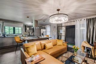 Upscale Dallas Vacation W Hot Tub & Balcony - 9