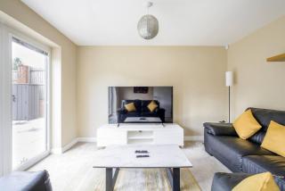 Modern 4-BDR House + Parking | Walk to City Centre - 3