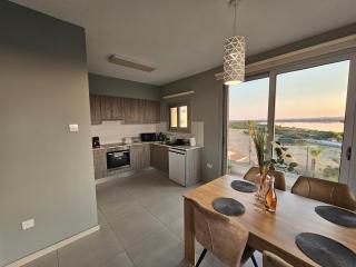 Majestic Sunset Salt Lake Views 300m From Beach - 9