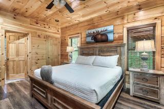 One Mile to PForge , Theater, Billiards , Hot Tub - 8