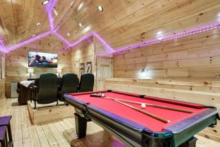 One Mile to PForge , Theater, Billiards , Hot Tub - 4