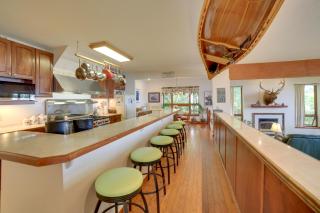 Lakefront Lookout! Private Sand Beach on Superior - 4