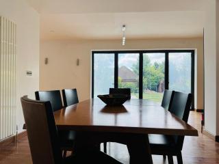 Room in a Luxury House with Pool - High Wycombe - 2