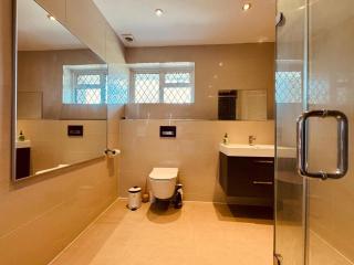 Room in a Luxury House with Pool - High Wycombe - 1