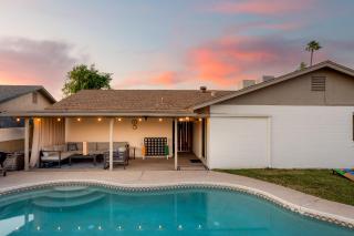 Phoenix Getaway, Poolside Oasis, & Tesla Charger - 6