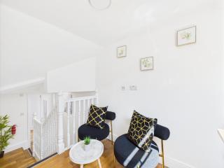 Modern 4-Bed Retreat-Piccadilly Line-Sleeps 9 - 5