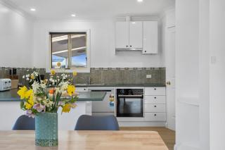 Stylish Hobart Gateway - Renovated & Pet Friendly - Sorell - 2