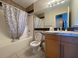 Sub Penthouse 1 BDR King Bed 27' Balc Legisslature, UG Parking - Edmonton - 8