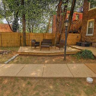Spacious 4BR Soulard Duplex with Patio & Parking - 8