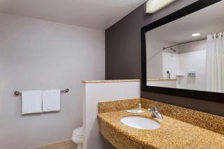 Courtyard by Marriott Omaha Aksarben Village - 1