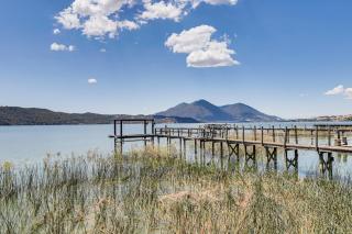 Watefront Getaway with Mtn Views and Dock in Clearlake - Clearlake - 0
