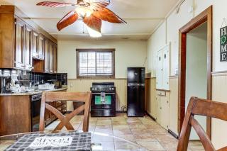 Watefront Getaway with Mtn Views and Dock in Clearlake - Clearlake - 4