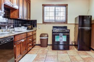 Watefront Getaway with Mtn Views and Dock in Clearlake - Clearlake - 3