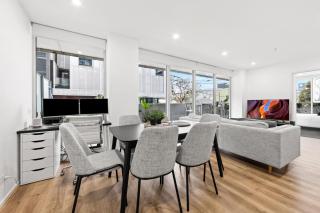 Sleek South Yarra 2-Bed with Alfresco Dining - 7