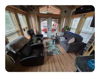 Squirrel House Room - Peachland - 1