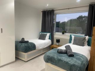 Forest and City Escape Apartment Sleeps 6 - Chingford - 4