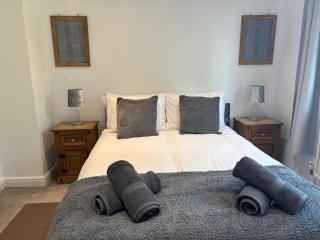 Forest and City Escape Apartment Sleeps 6 - Chingford - 6