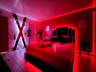 Luxury Lovers Escape Hot Tub & Fantasy Suite - Tucson - 3