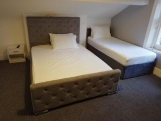 Triple room with private bath near LFC Free Street Parking - Liverpool - 8