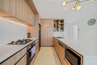 Perth Luxury Apartment with Pool & Gym Modern Living in the City Centre - 5
