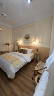 Cozy Room Featuring Local Rattan & Bamboo - Ho Chi Minh - 7