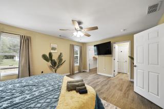 6 King Beds - Near DT & UGA - Massage Chairs - Projector - 4