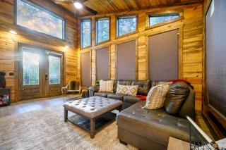 Broken Bow 1BR Romantic Cabin, Hot Tub, Fireplace, Cozy Stay - 2