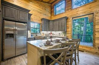 Luxurious 1BR Romantic Cabin in Broken Bow - Sleeps 4, Hot Tub, Fire Pit, Fireplace & Close to Lake - Broken Bow - 5