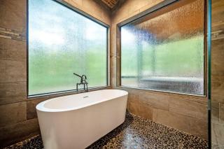 Luxurious 1BR Romantic Cabin in Broken Bow - Sleeps 4, Hot Tub, Fire Pit, Fireplace & Close to Lake - 7