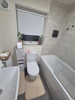 Bazou Villa - Houghton Regis - 4