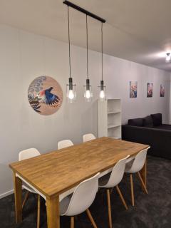 Family friendly 2 bed apartment with carpark - 9